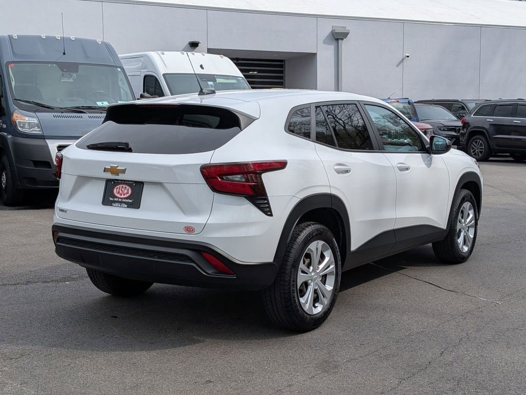 Used 2024 Chevrolet Trax LS FWD image 3