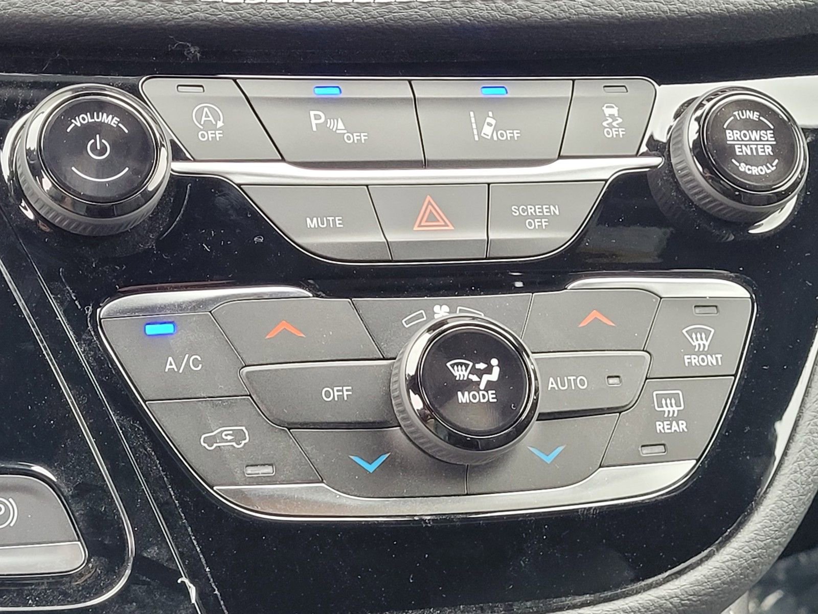 New 2026 Chrysler Pacifica Limited w/ Uconnect Theater Family Group image 18