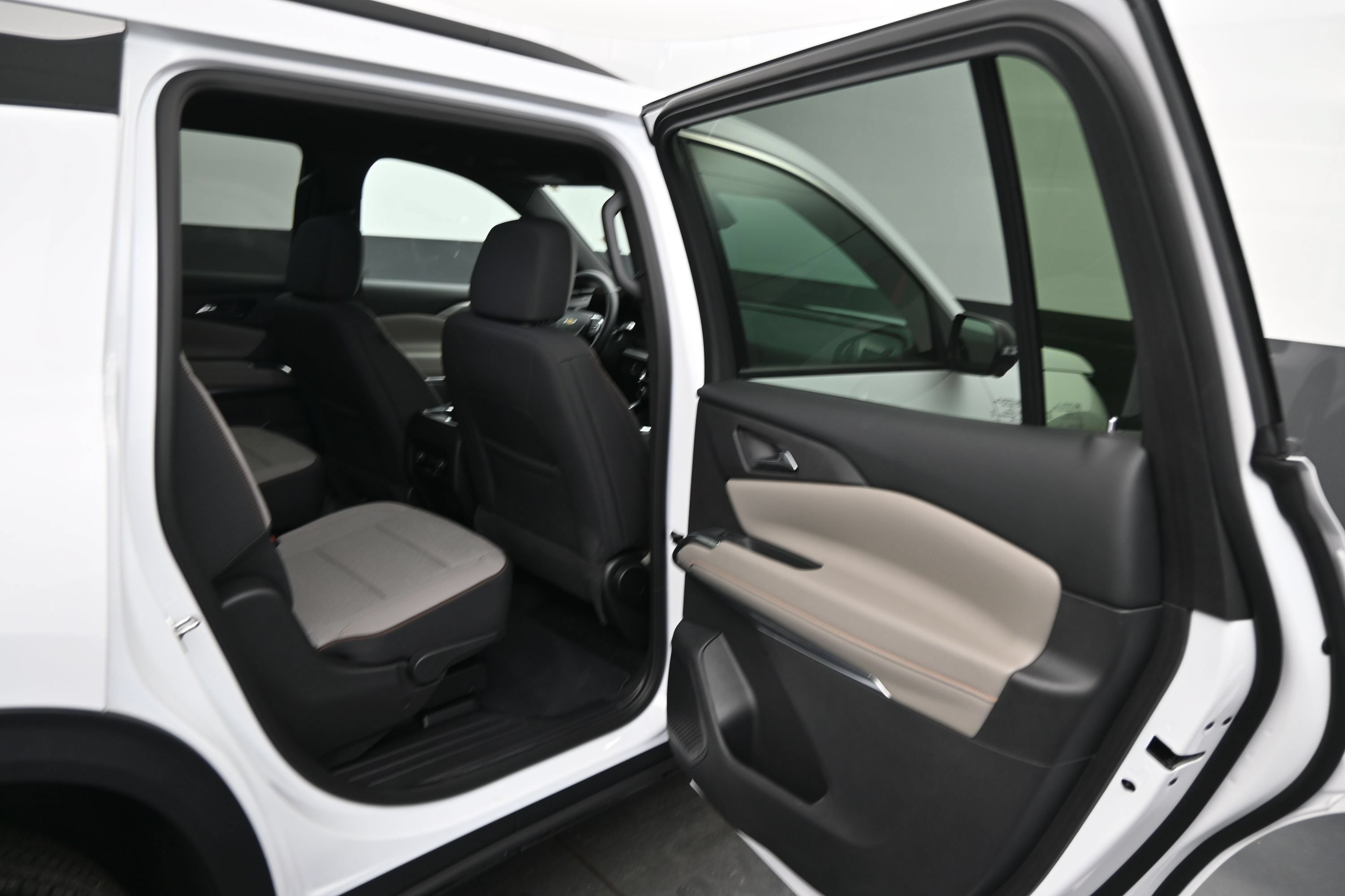 Certified 2026 Chevrolet Traverse LT w/ Driver Confidence Package FWD image 12
