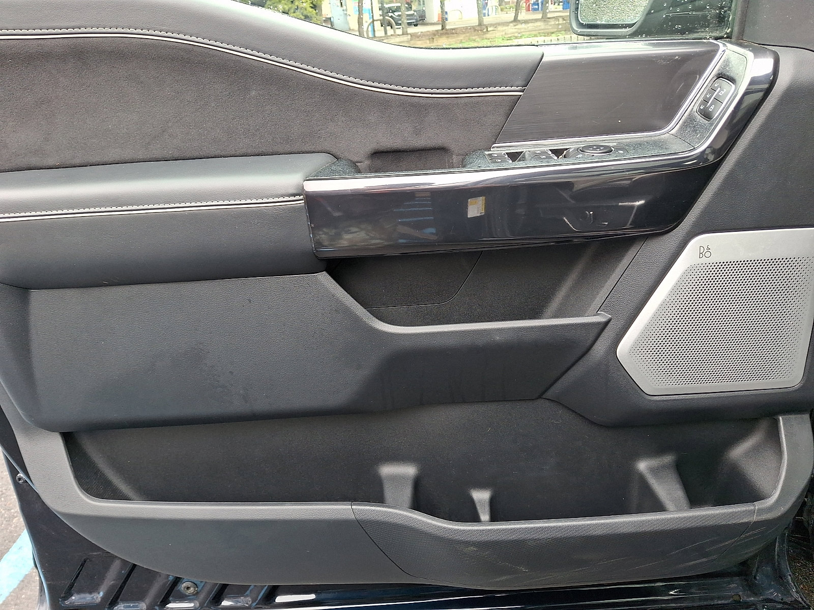 Used 2025 Ford F150 Lightning Platinum image 12