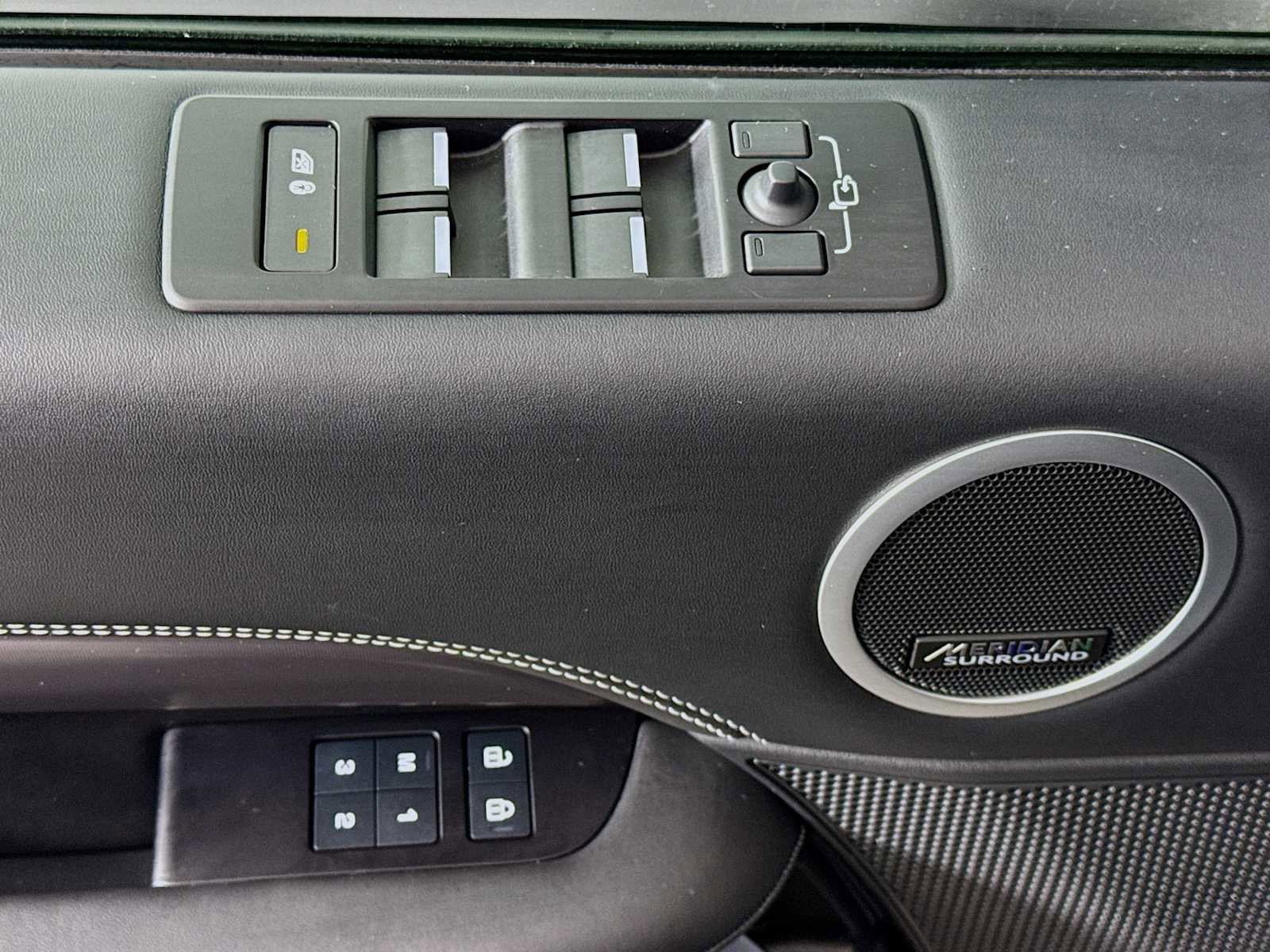 Used 2024 Land Rover Discovery Metropolitan Edition image 16