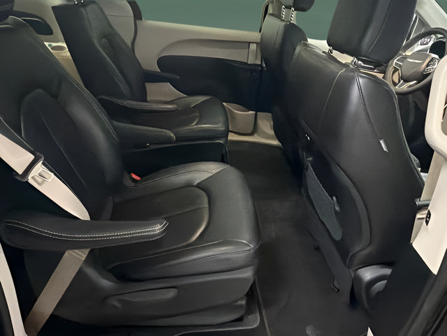 Used 2024 Chrysler Pacifica Limited FWD image 17