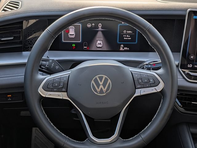 Used 2025 Volkswagen Tiguan SE FWD image 12