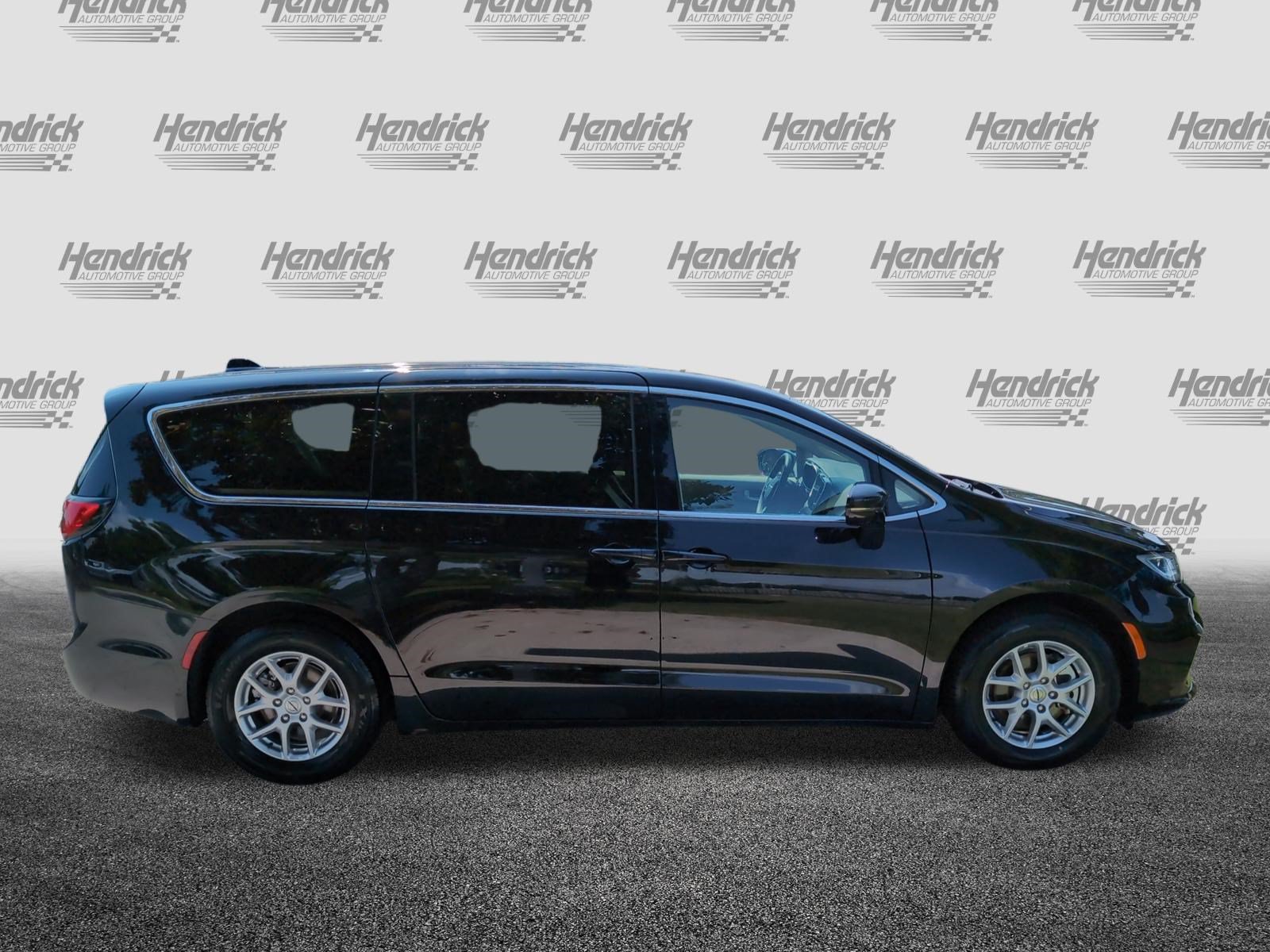 Used 2024 Chrysler Pacifica Touring-L FWD image 11