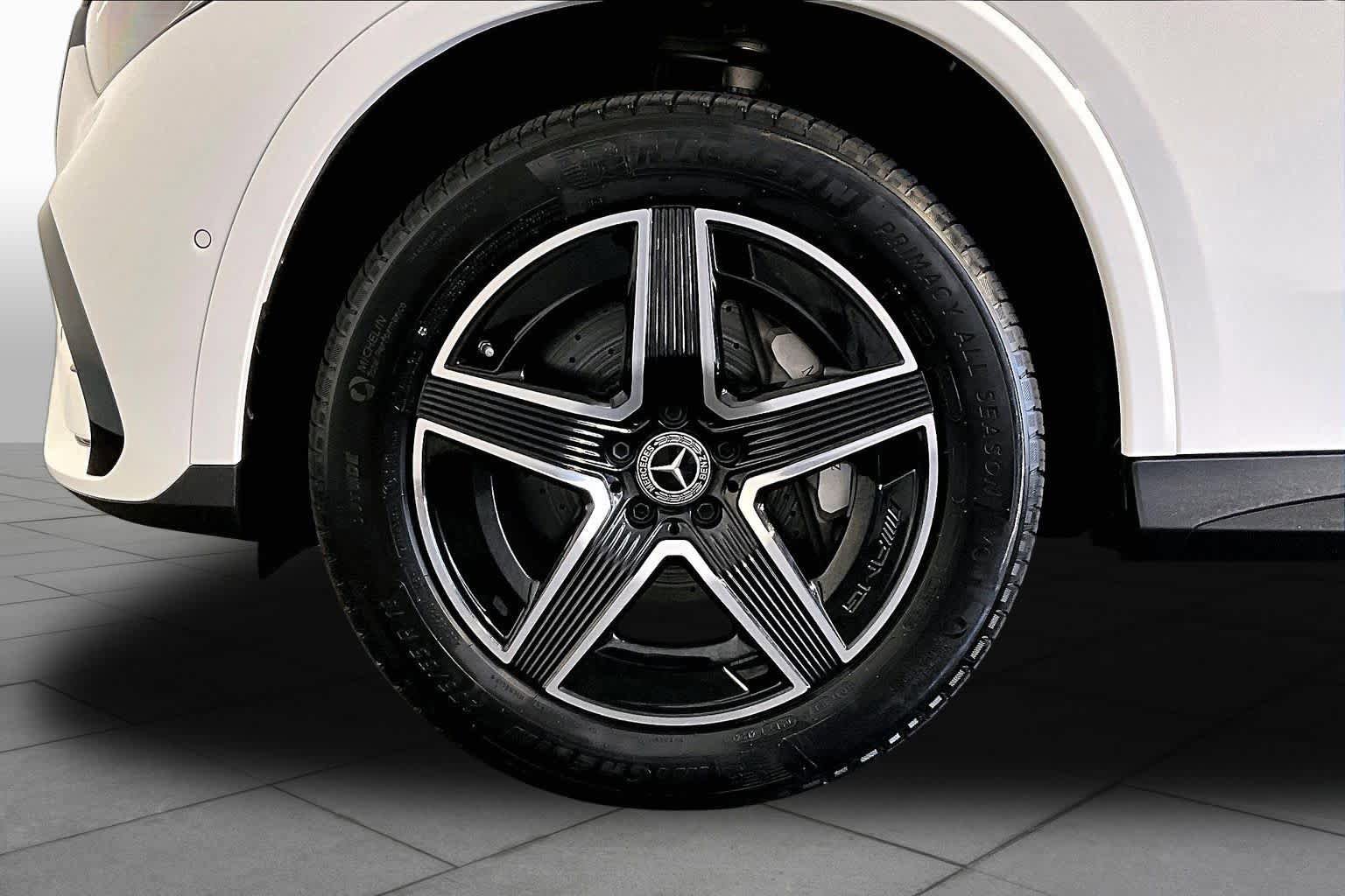 Used 2025 Mercedes-Benz GLC 300 4MATIC image 11