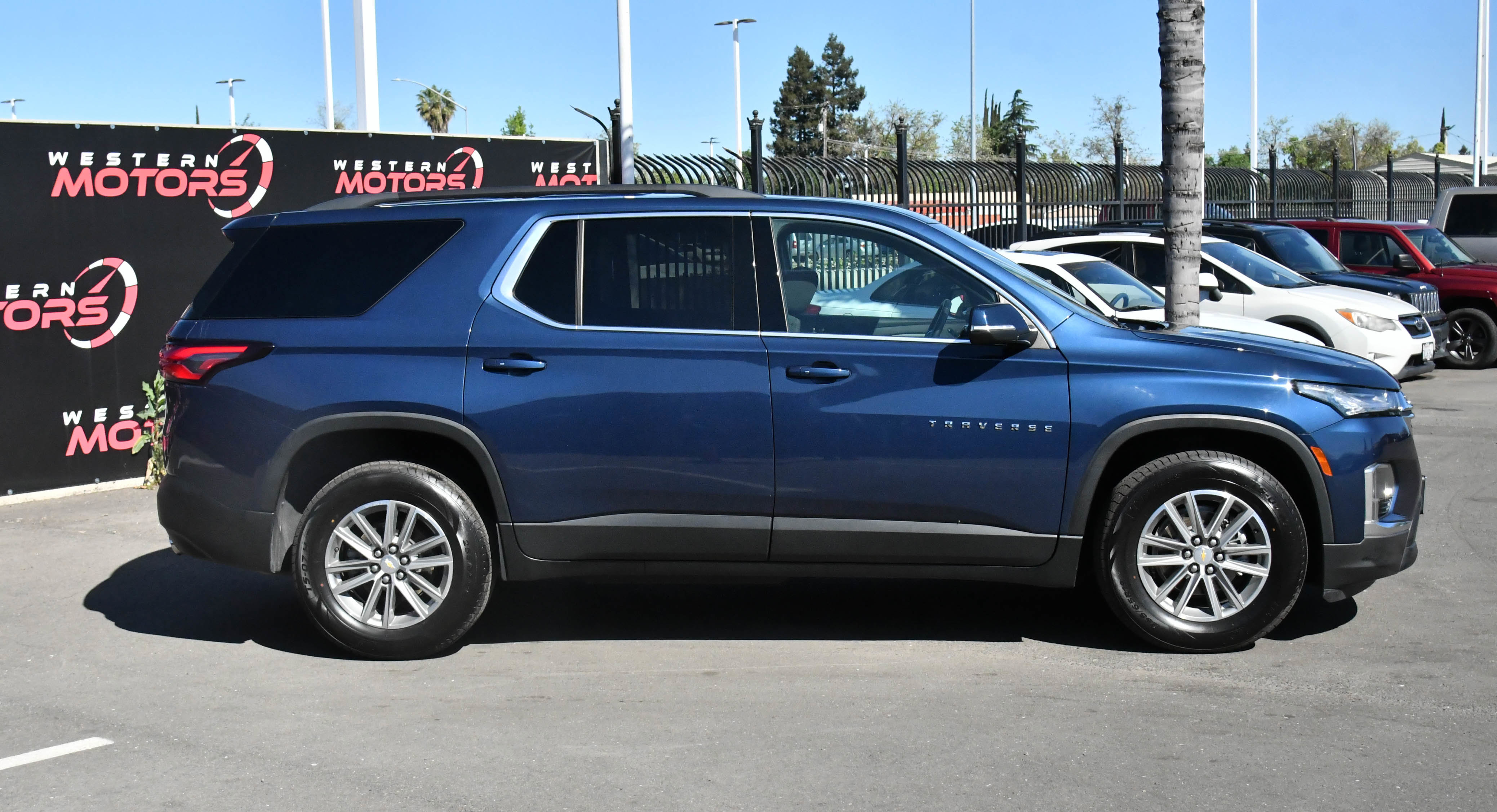 Used 2022 Chevrolet Traverse LT image 9