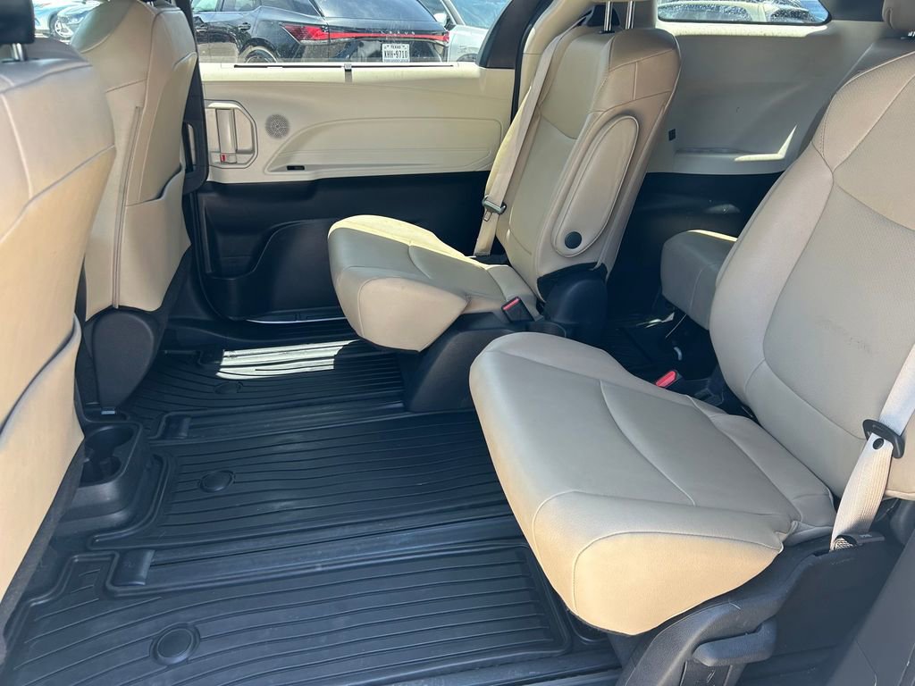 Used 2023 Toyota Sienna XLE FWD image 16