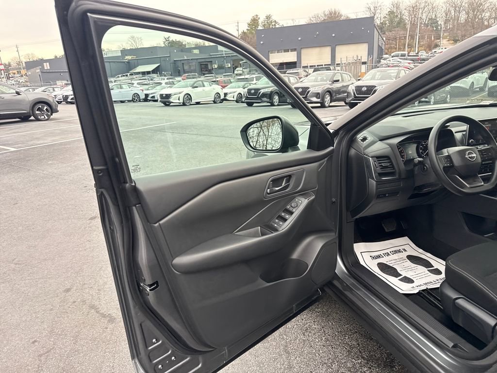 Used 2025 Nissan Rogue S image 11