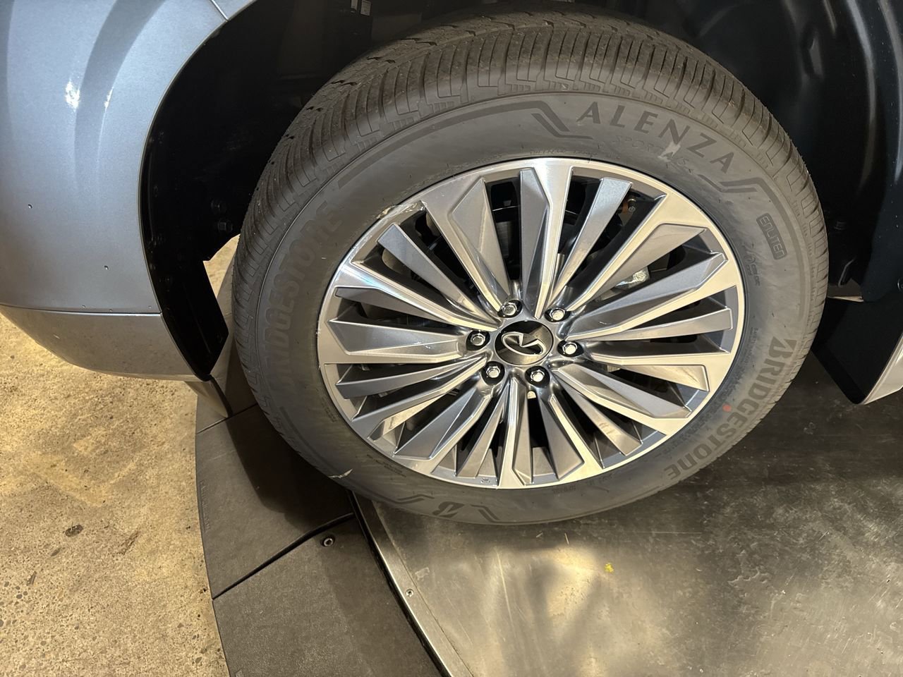 New 2025 INFINITI QX80 Sensory image 10