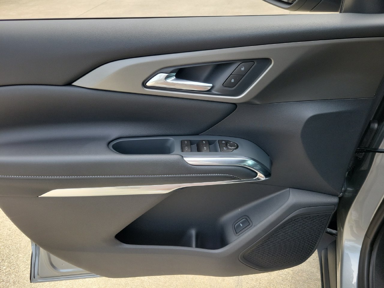 New 2027 Chevrolet Traverse LT w/ Sun and Wheel Package FWD image 13
