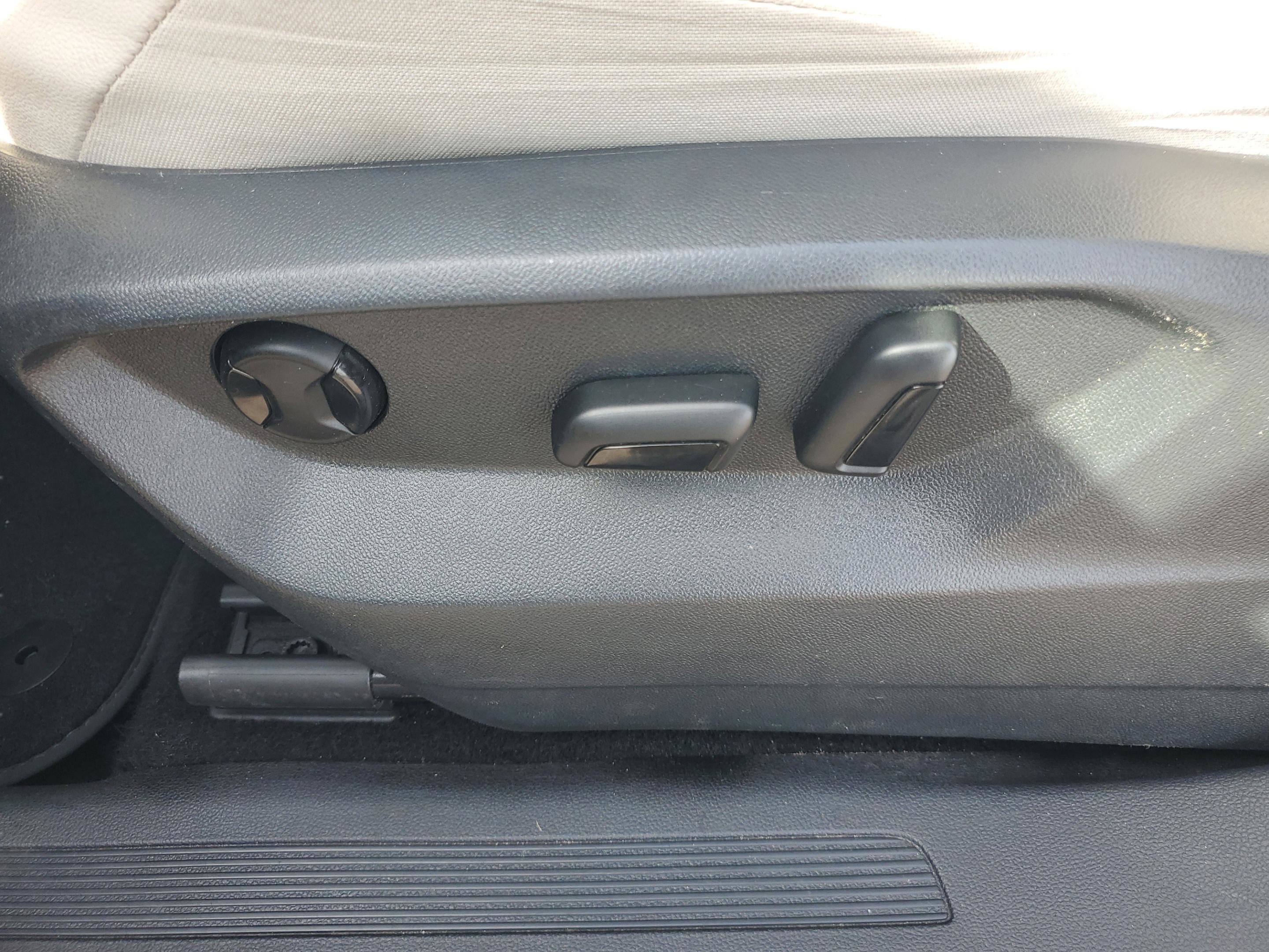 Used 2021 Volkswagen Tiguan SE image 15