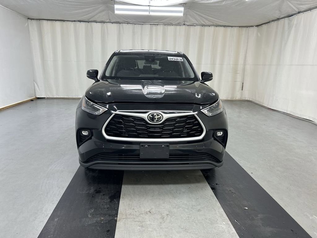 Used 2023 Toyota Highlander LE AWD/4WD image 3