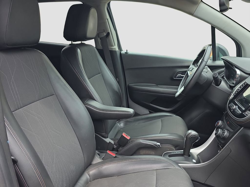 Used 2019 Chevrolet Trax LT w/ LT Convenience Package AWD/4WD image 19