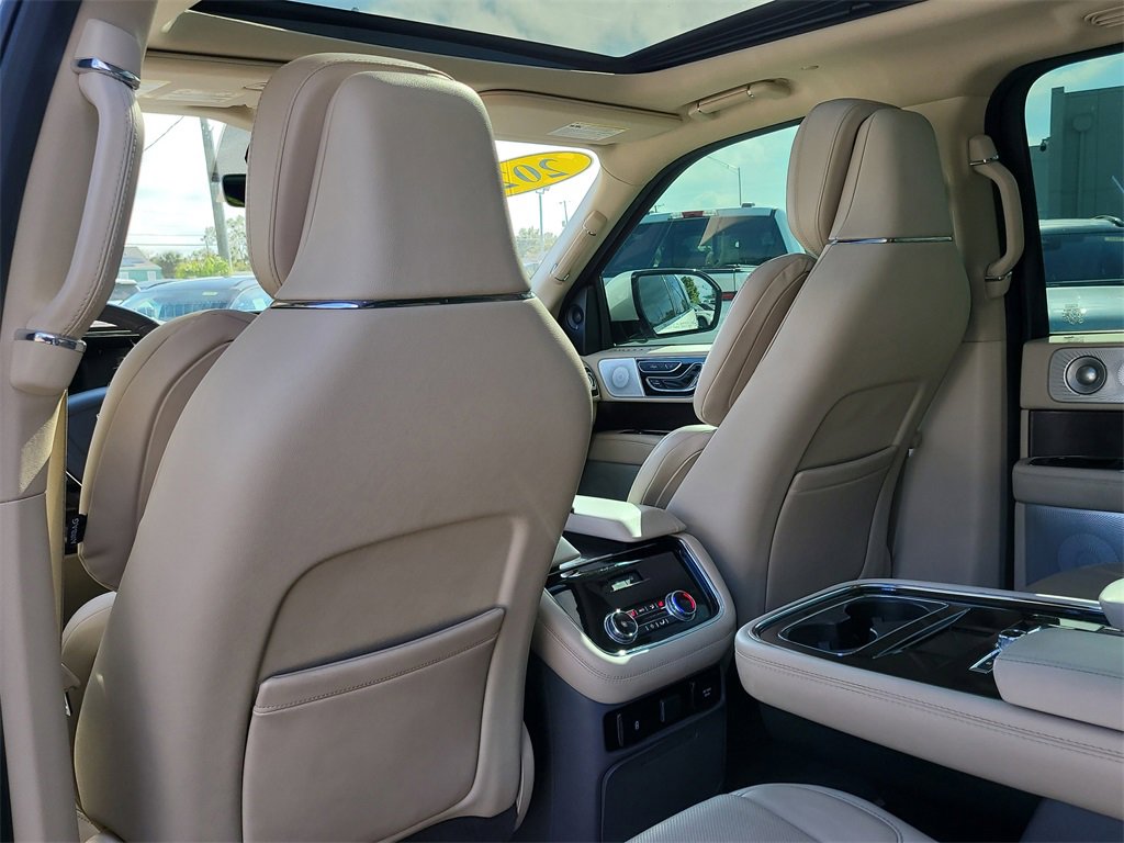 Used 2021 Lincoln Navigator Reserve image 11