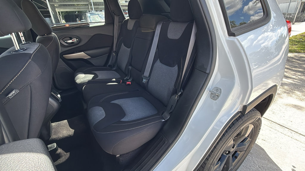 Used 2018 Jeep Cherokee Latitude FWD image 25