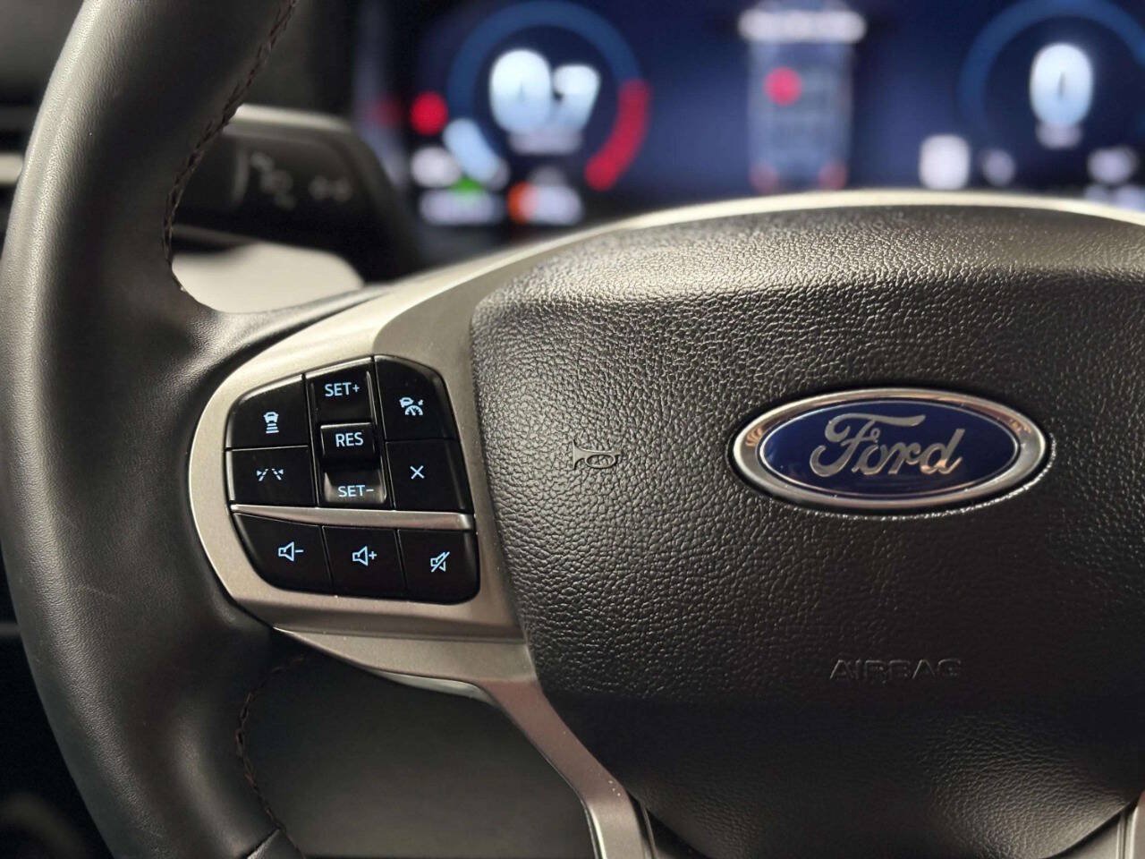 Used 2025 Ford Explorer Active AWD/4WD image 36