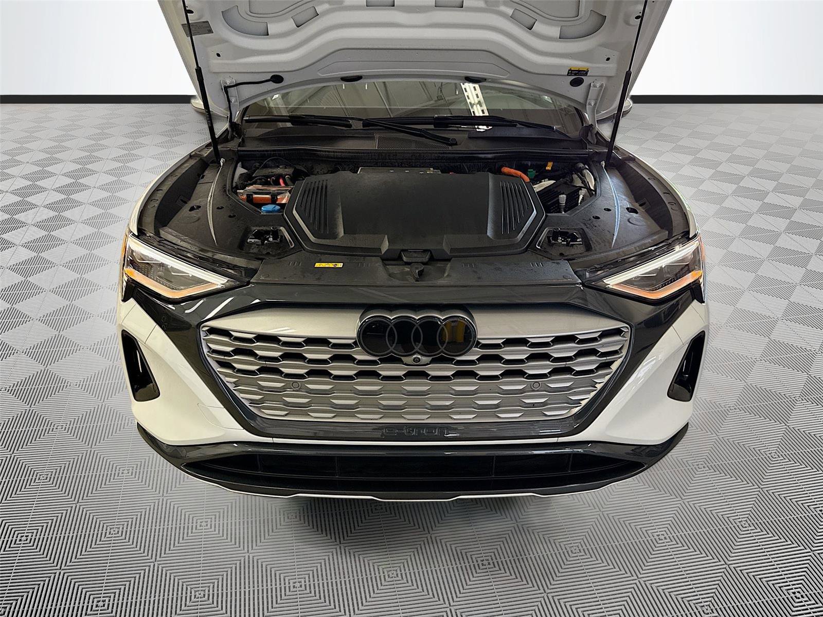 Used 2024 Audi Q8 e-tron Premium Plus w/ Premium Plus Package AWD/4WD image 31
