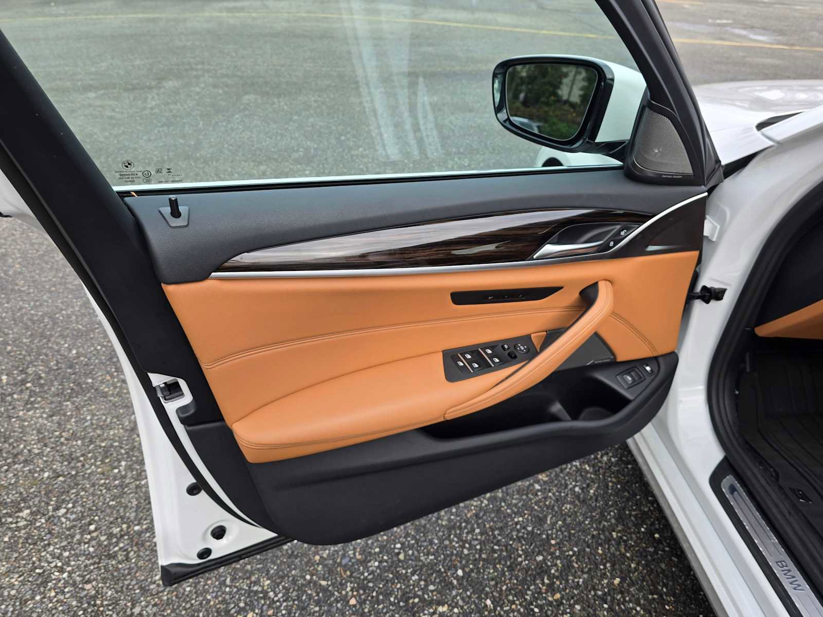 Used 2023 BMW 530e xDrive w/ Premium Package image 23