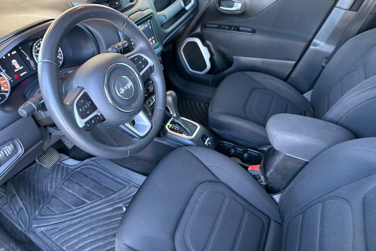 Used 2020 Jeep Renegade Latitude w/ Popular Equipment Group FWD image 10