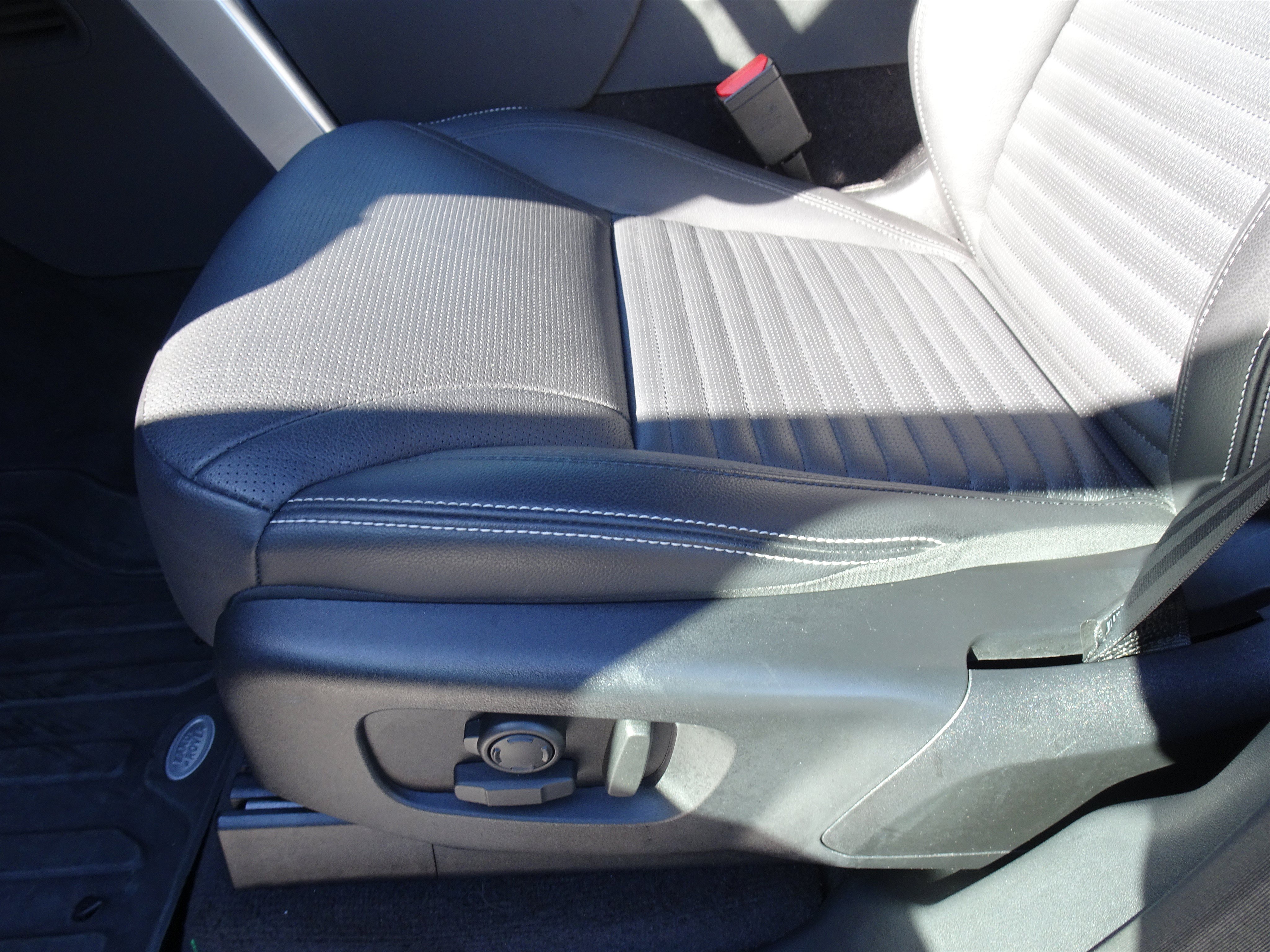 Certified 2025 Land Rover Discovery S AWD/4WD image 13