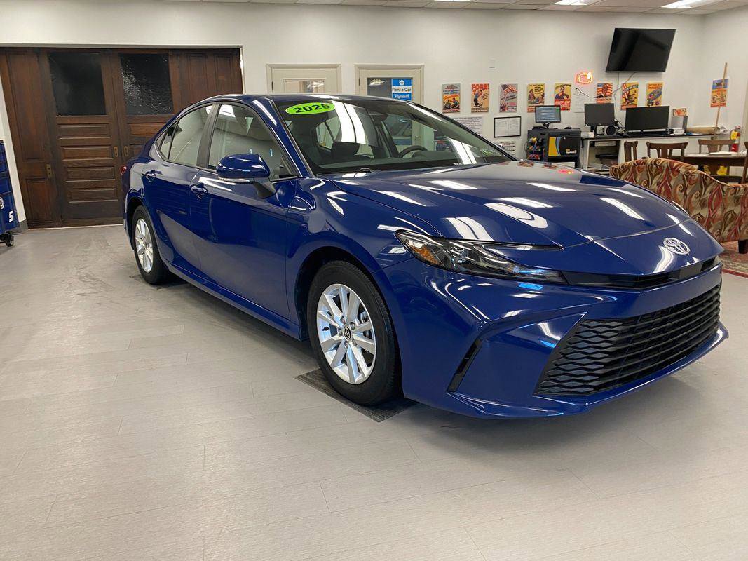Used 2025 Toyota Camry LE image 7