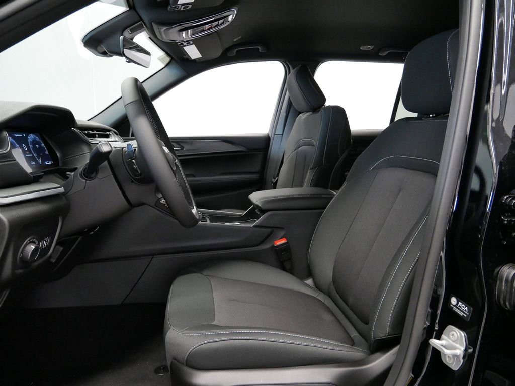 New 2025 Jeep Grand Cherokee Laredo w/ Luxury Tech Group I image 3