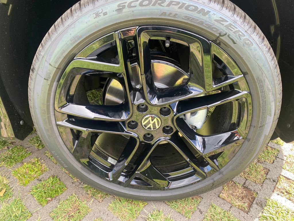New 2026 Volkswagen Tiguan SE R-Line FWD image 9