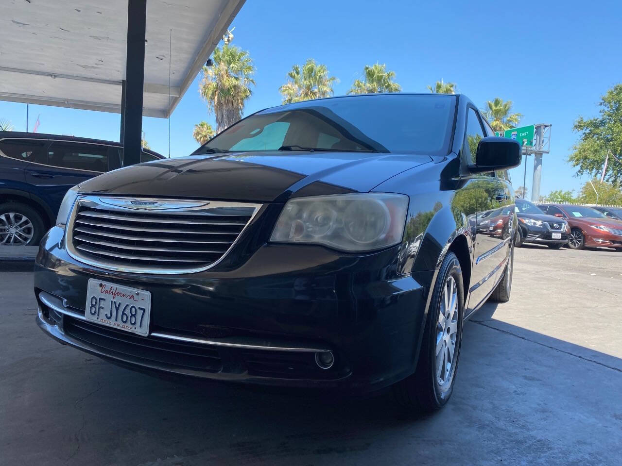Used 2014 Chrysler Town & Country Touring FWD image 2