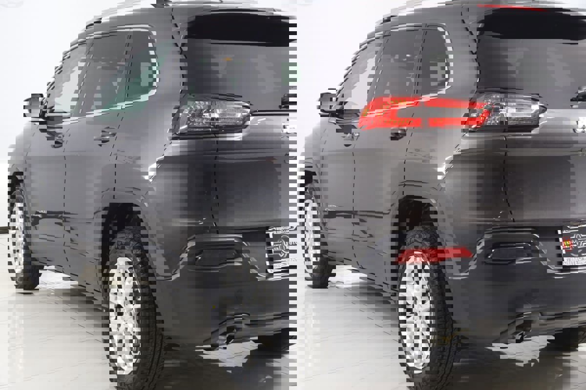 Used 2018 Jeep Cherokee Latitude Plus w/ Cold Weather Group FWD image 21