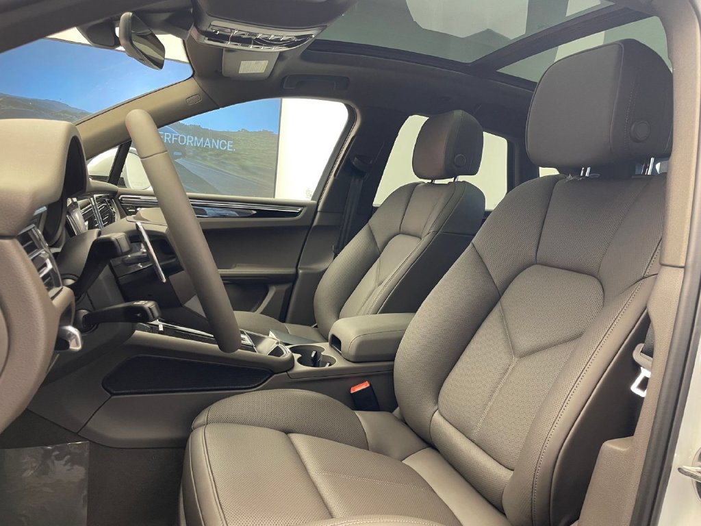 New 2026 Porsche Macan AWD/4WD image 5
