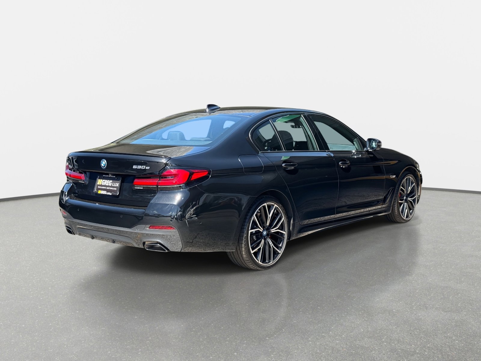 Used 2023 BMW 530e w/ M Sport Package image 3
