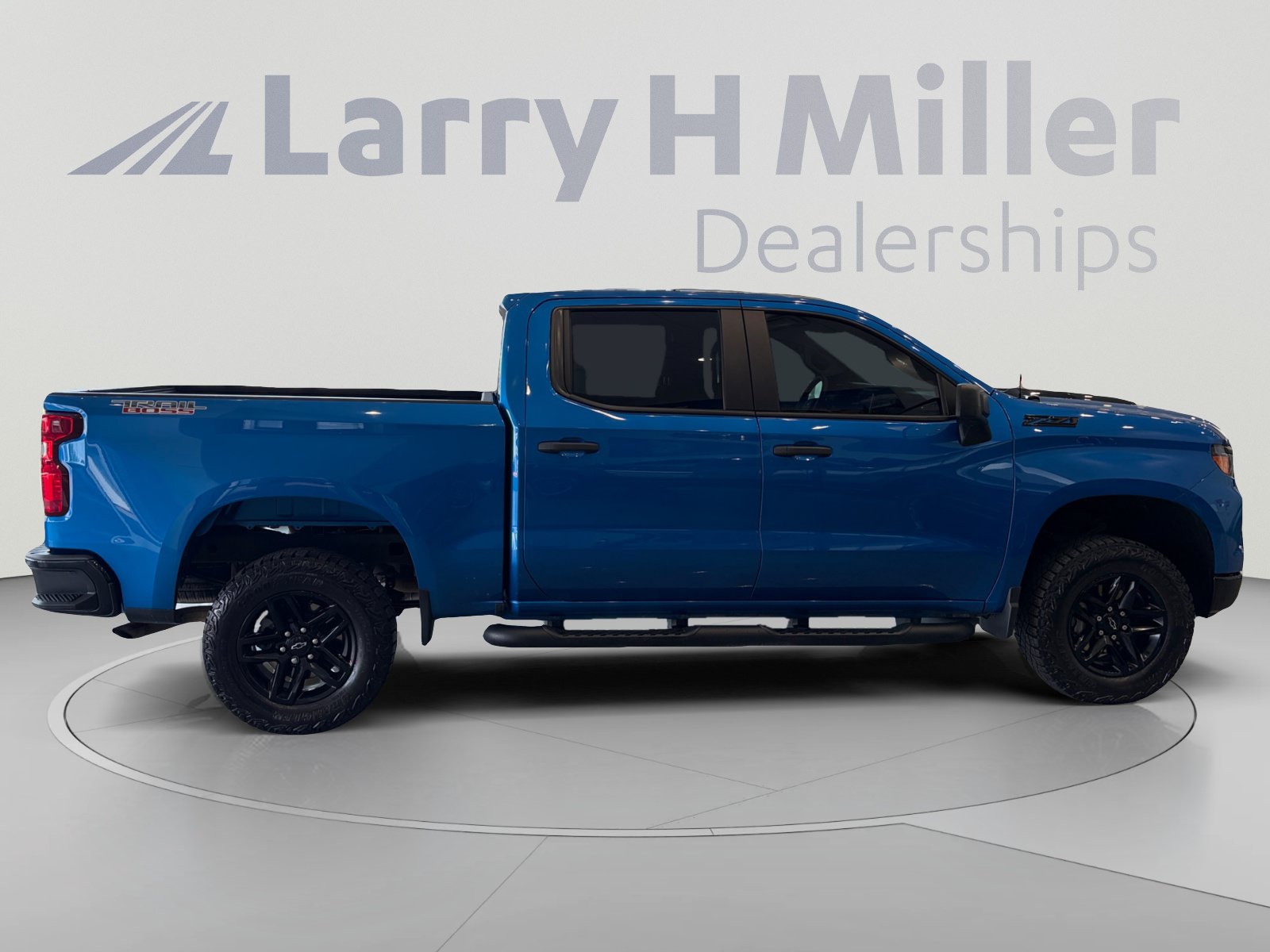 Used 2024 Chevrolet Silverado 1500 Custom Trail Boss w/ LPO, Dark Essentials Package AWD/4WD image 6