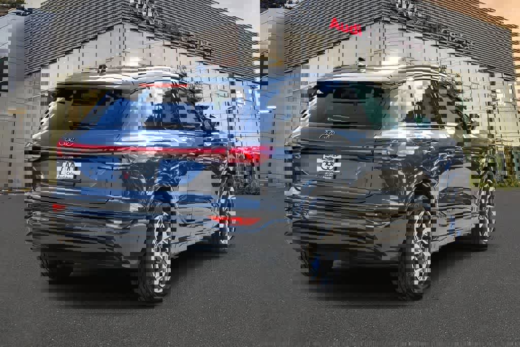 Used 2025 Audi Q6 e-tron Premium w/ Convenience Package image 4