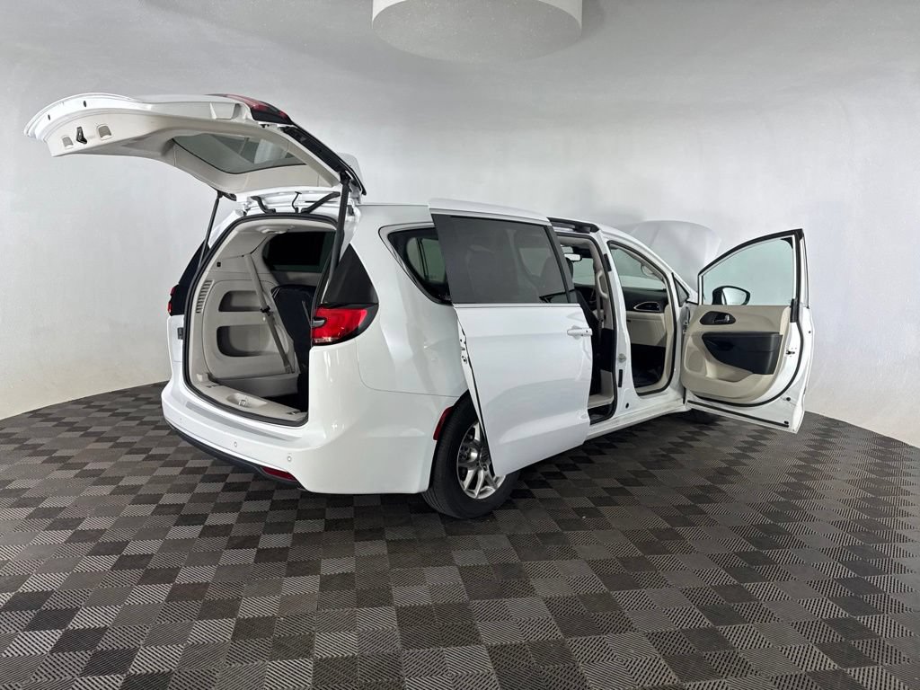 Used 2024 Chrysler Pacifica Touring-L FWD image 15