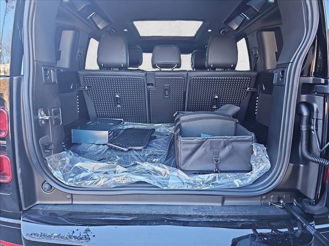 Used 2025 Land Rover Defender 110 X-Dynamic SE image 12