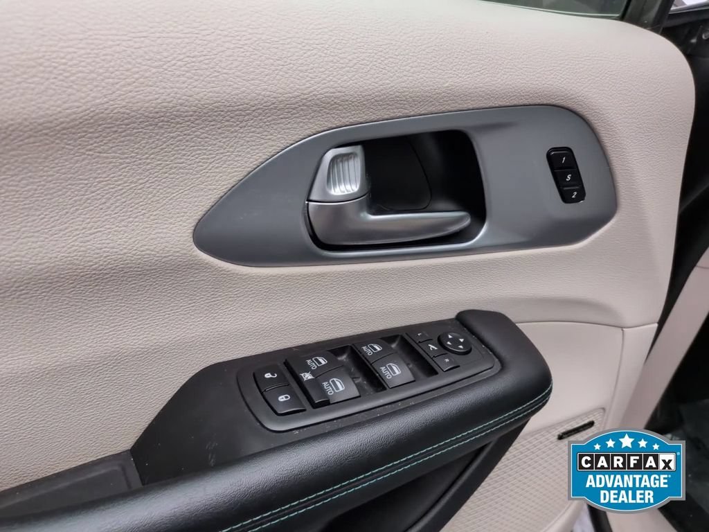 Used 2020 Chrysler Pacifica Limited w/ Advanced Safetytec Group FWD image 12