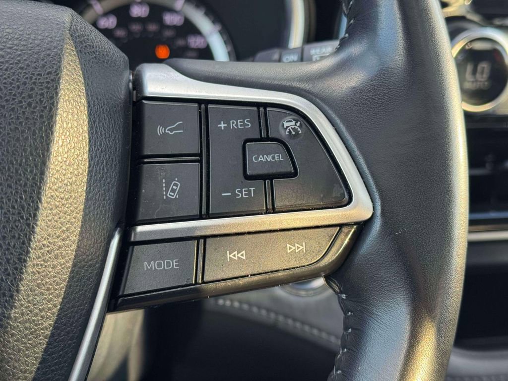 Used 2023 Toyota Highlander XLE image 23