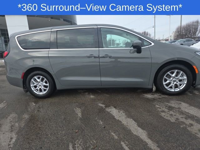 Used 2023 Chrysler Pacifica Touring-L image 23