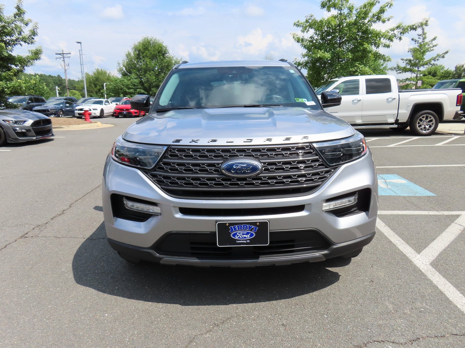 Used 2022 Ford Explorer XLT w/ Equipment Group 202A image 2