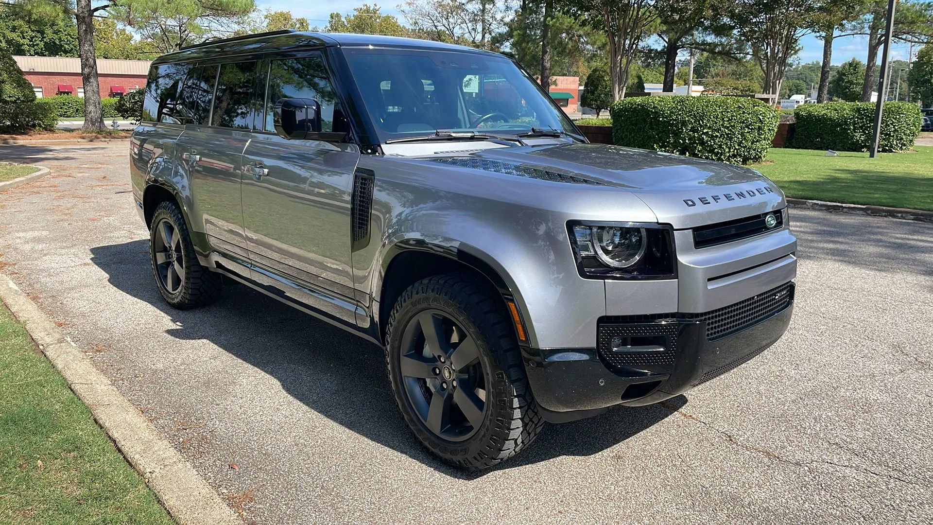 Used 2023 Land Rover Defender 130 X-Dynamic SE image 6