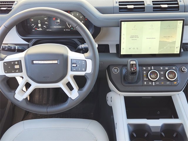 Used 2025 Land Rover Defender 130 X-Dynamic SE image 28