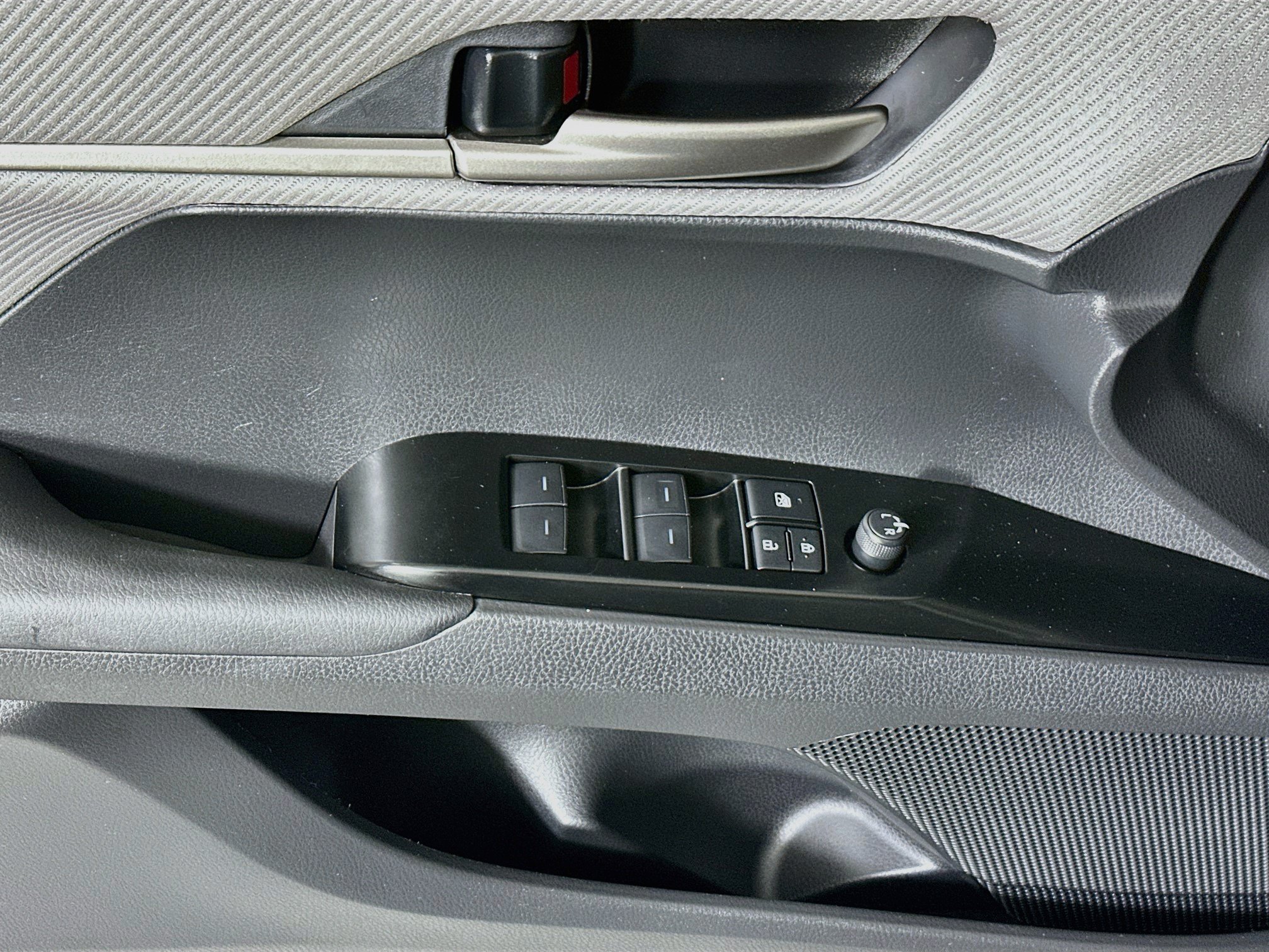 Used 2025 Toyota Camry SE FWD image 14