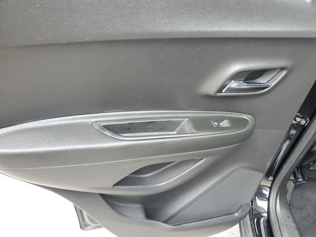 Used 2020 Chevrolet Trax LT w/ LT Convenience Package FWD image 16