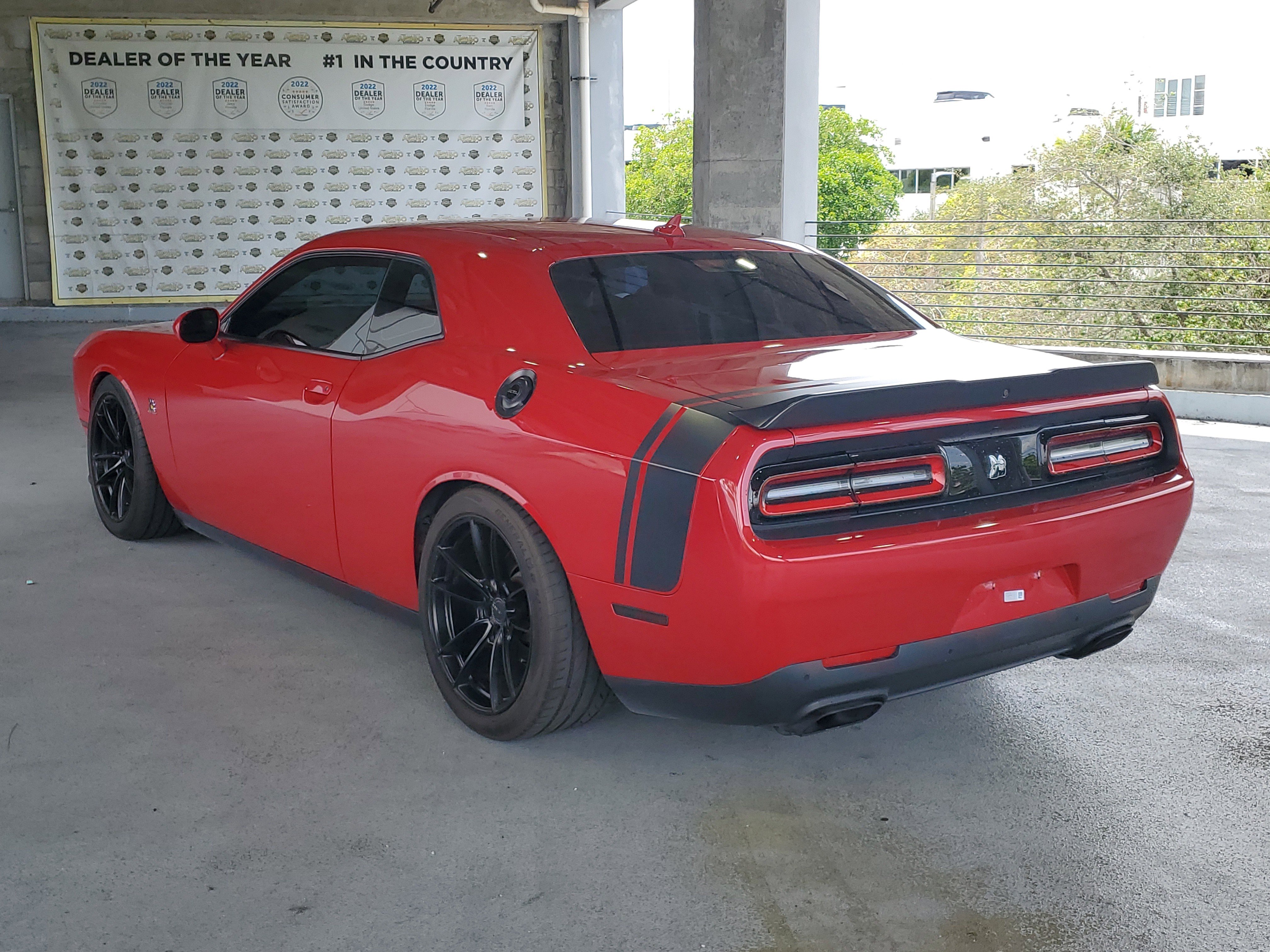 Used 2016 Dodge Challenger R/T Scat Pack w/ Leather Interior Group RWD image 3
