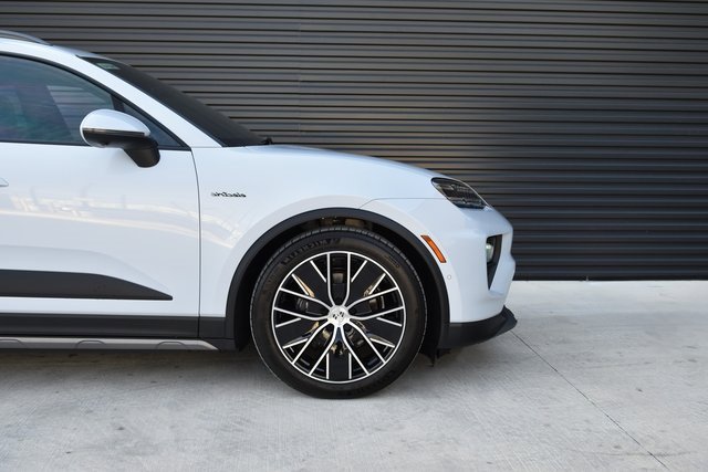Certified 2025 Porsche Macan 4 Electric image 9