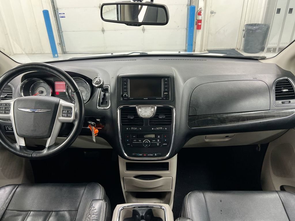 Used 2016 Chrysler Town & Country Touring FWD image 10