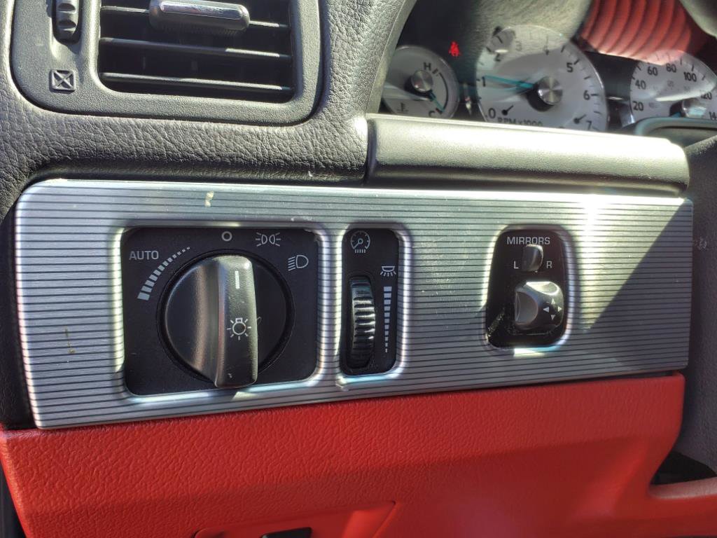 Used 2004 Ford Thunderbird Deluxe image 9