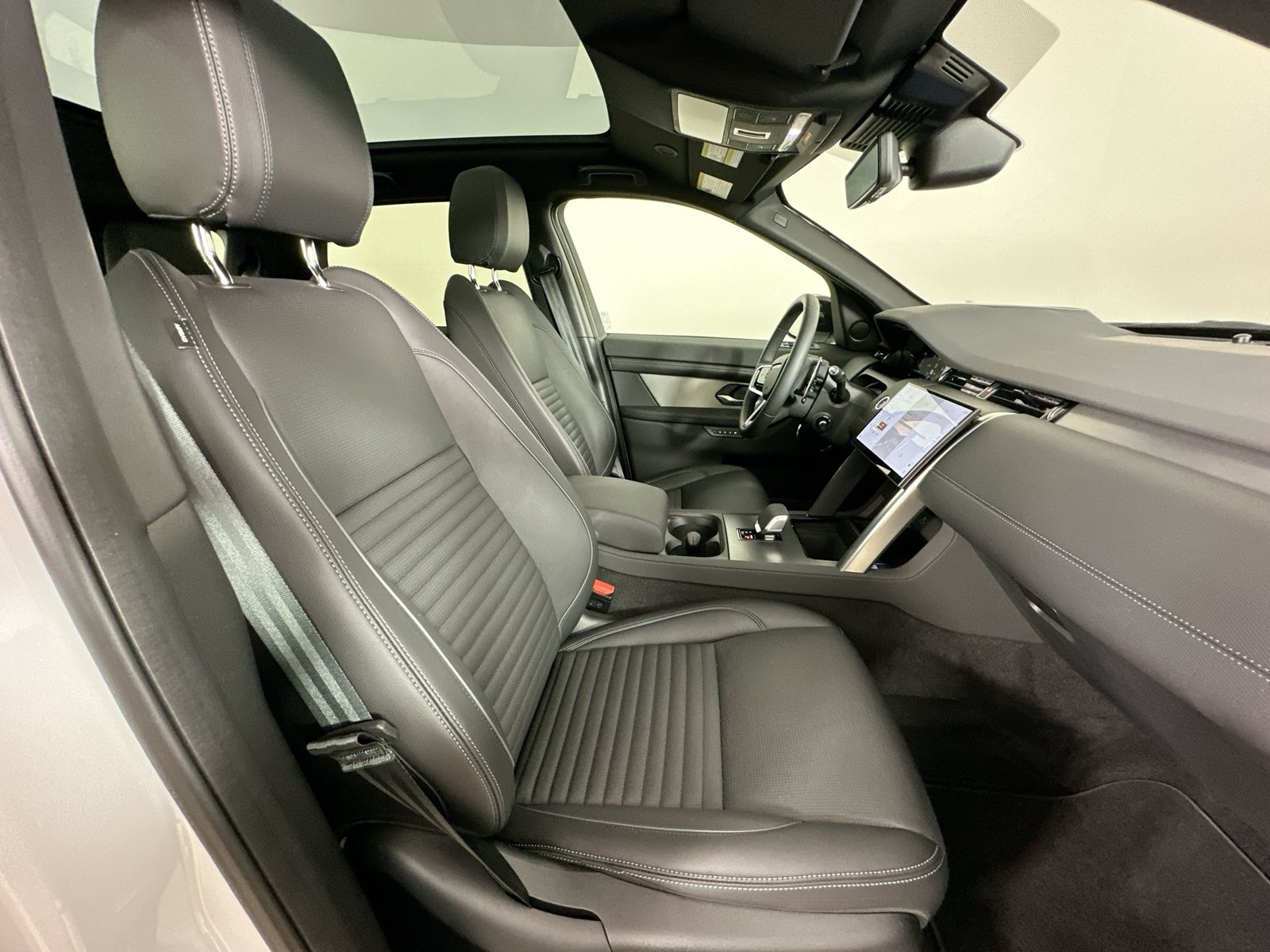 Used 2025 Land Rover Discovery Sport Dynamic SE AWD/4WD image 43