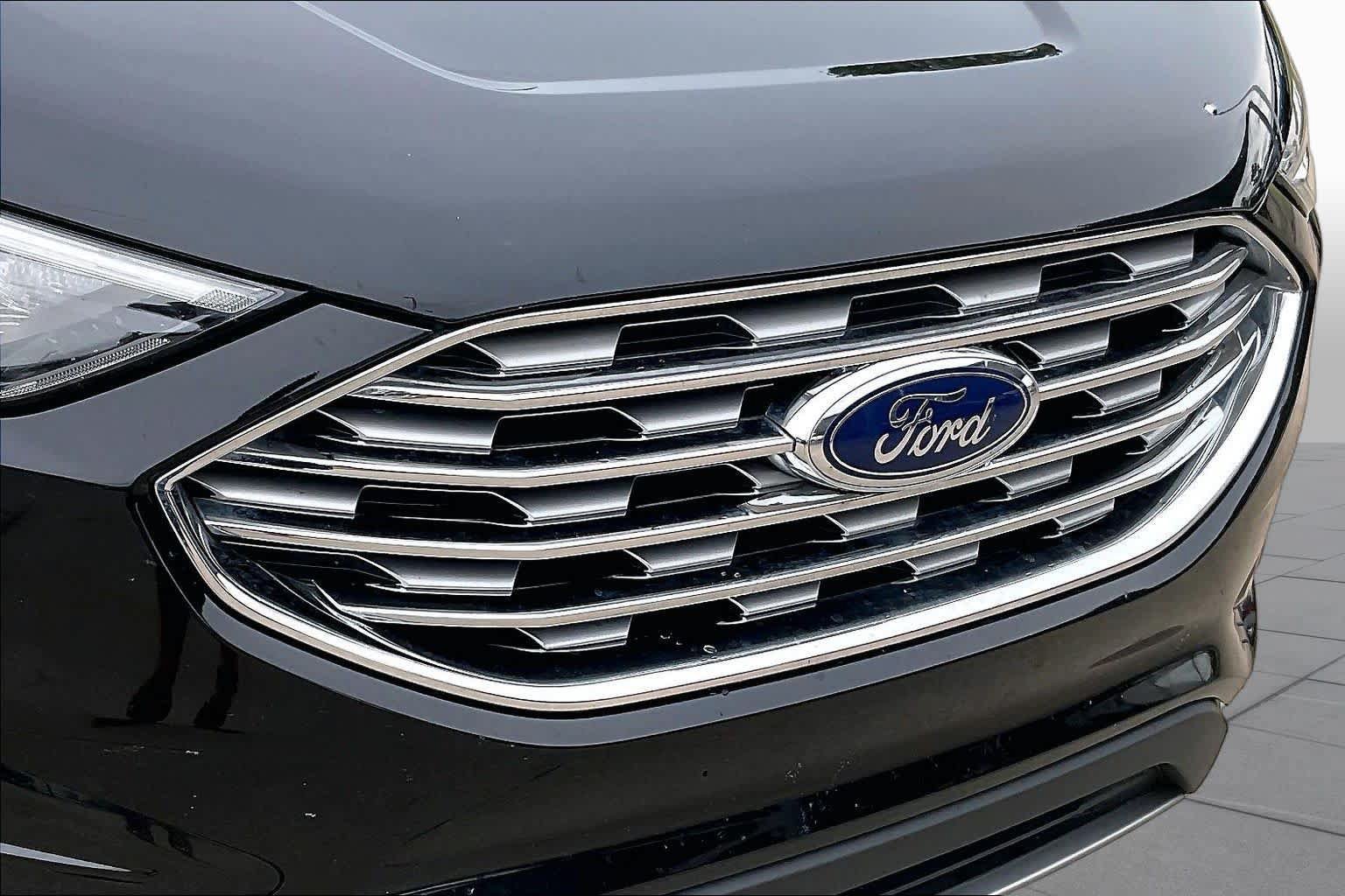 Used 2019 Ford Edge Titanium w/ Cold Weather Package AWD/4WD image 29