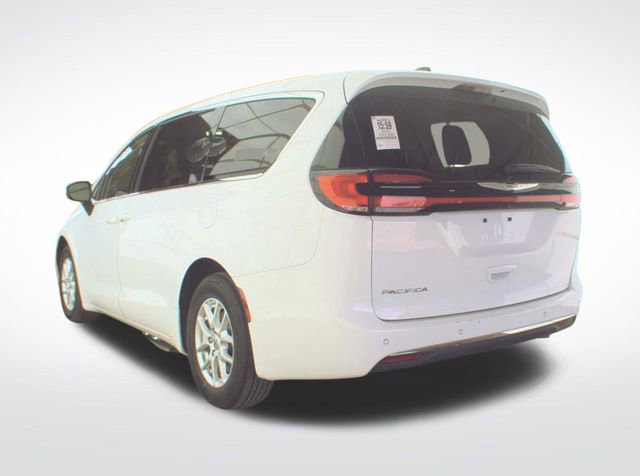 Used 2023 Chrysler Pacifica Touring-L image 18